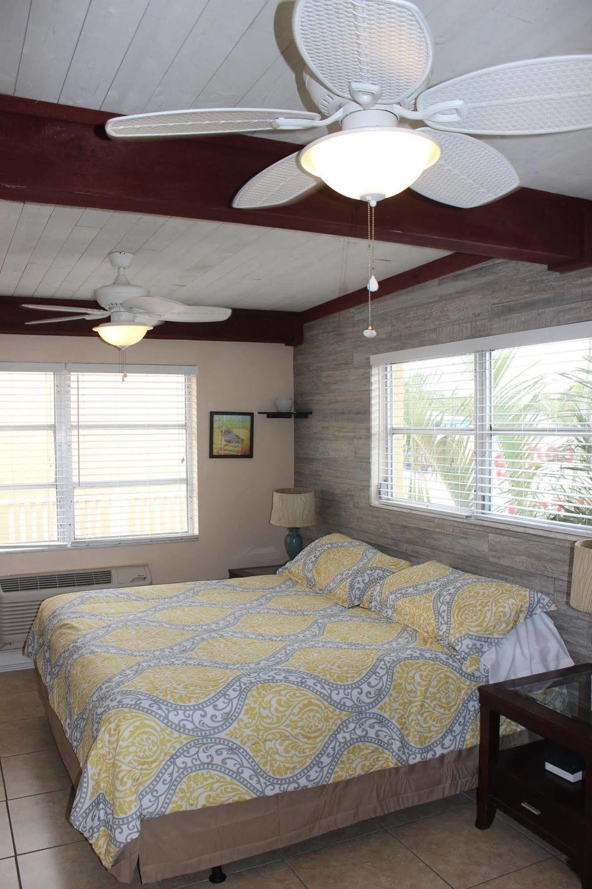 Schooner Hotel St. Pete Beach Extérieur photo